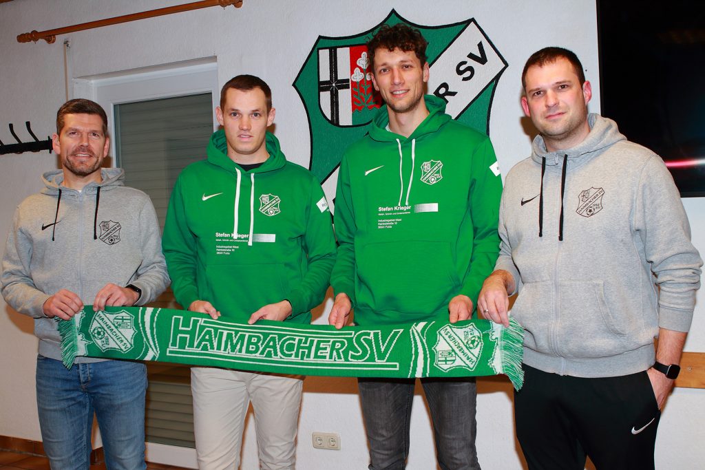 Von links: Seniorenfußball-Vorstand Sebastian Engel, Marc Wettels, David Köcher, Trainer Mario Lins.
